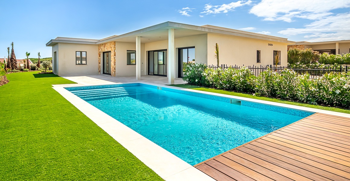 Maison moderne avec piscine et jardin