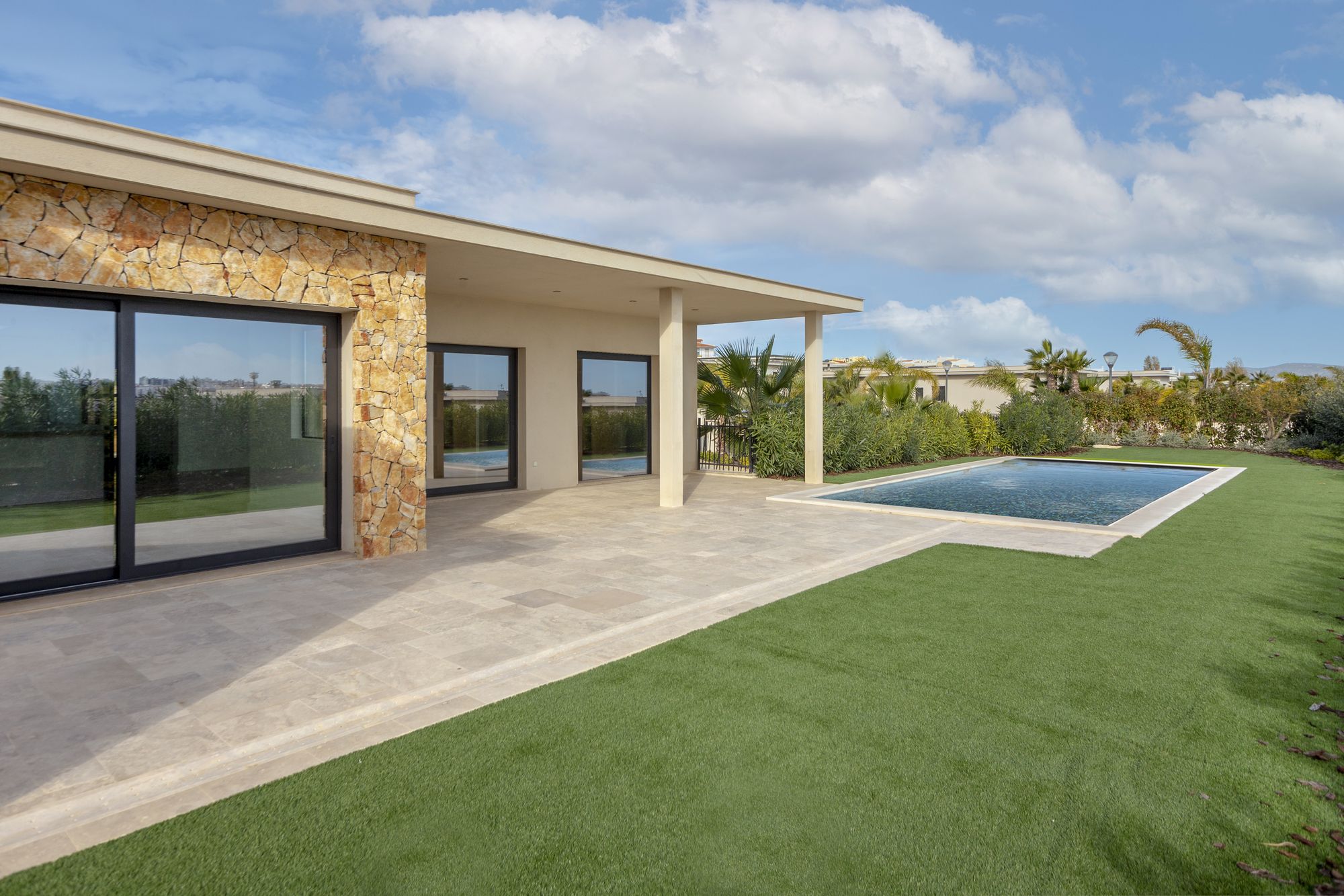 Maison moderne avec piscine et jardin luxuriant