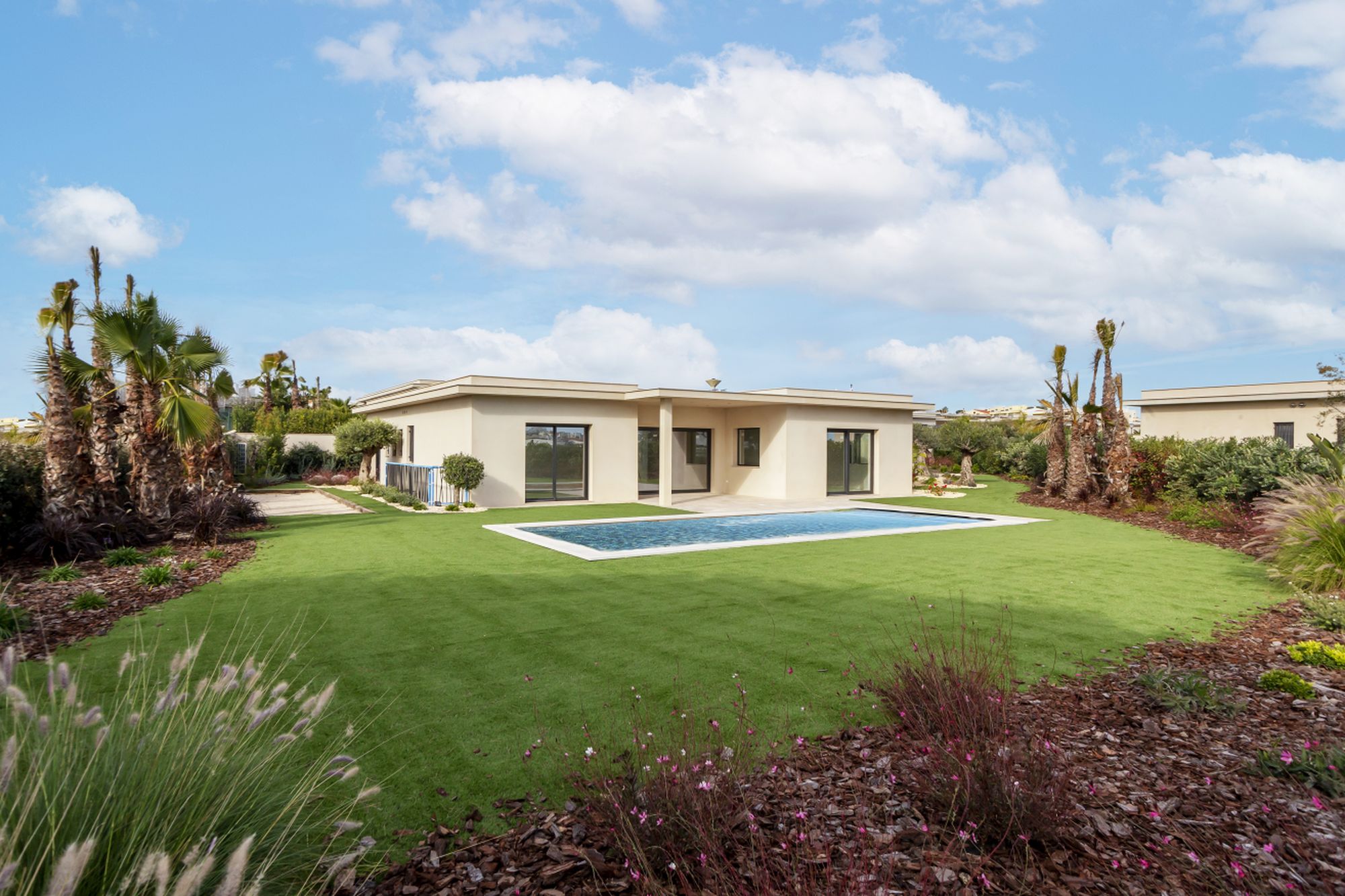 Villa moderne avec piscine et jardin paysager