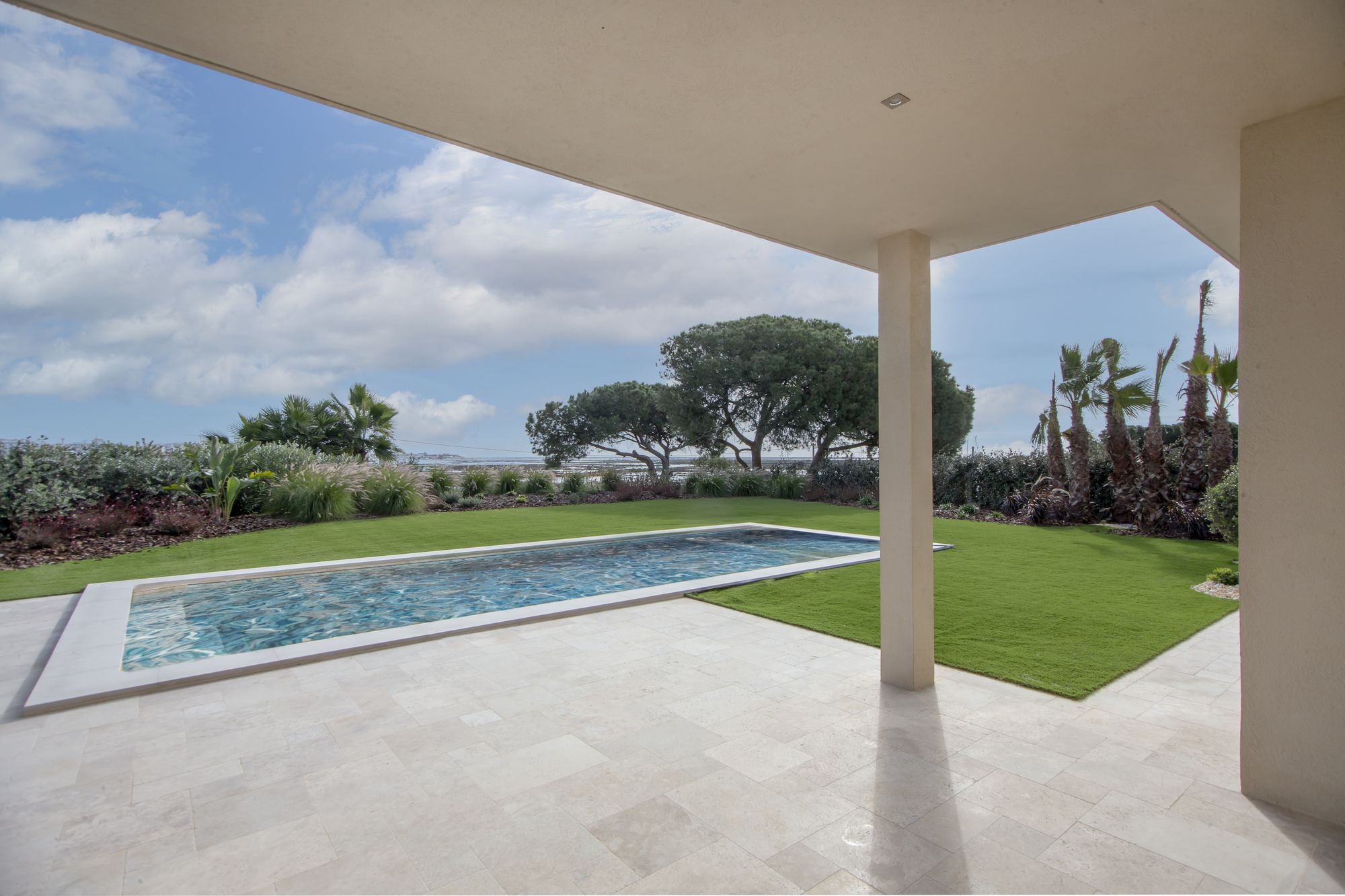 Patio moderne avec piscine et vue sur mer